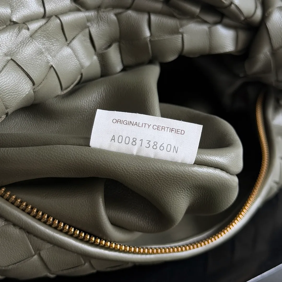 Batch 1460 cypress green ~ ready stock 🌟𝐁𝐨𝐭𝐭𝐞𝐠𝐚 𝐕𝐞𝐧𝐞𝐭𝐚 ——— jodie (medium size) The medium size is very attractive in person, and it is firm and sturdy in the hand. The first impression is that it is particularly durable👍 You can see the well-designed knot on the handle. When carrying it on the shoulder, pay attention to the knot being placed directly under the hand. In this way, it can not only fix the position of the handbag, but also prevent the handbag from slipping due to long walks. It can easily accommodate a variety of cosmetics. One word: "very easy to hold". Style number: 690225 Size: 36✖️21✖️13cm